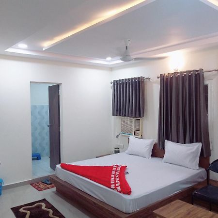 Oyo 26999 Hotel Sg Ahmedabad Exterior foto