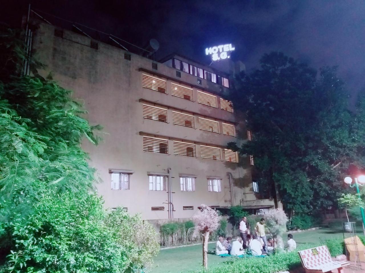 Oyo 26999 Hotel Sg Ahmedabad Exterior foto