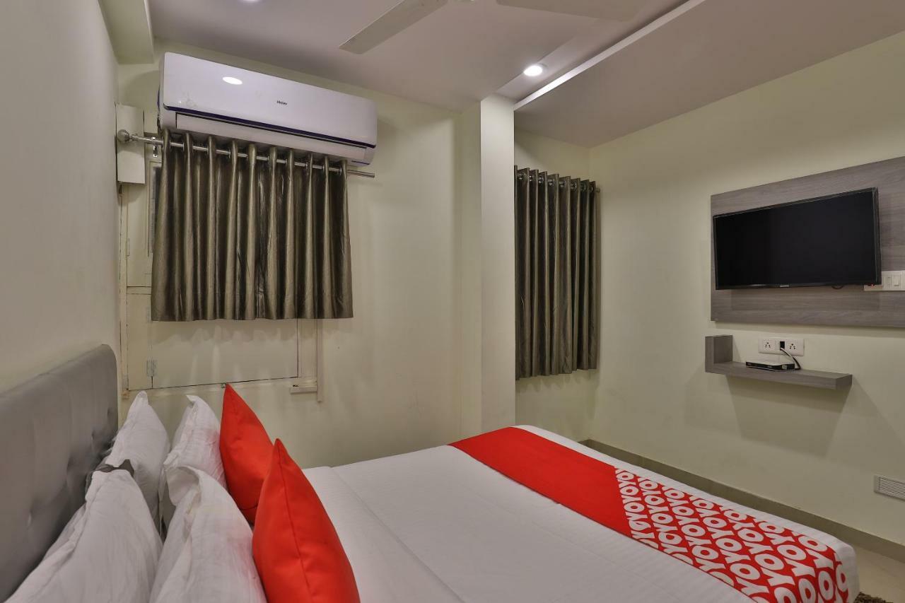 Oyo 26999 Hotel Sg Ahmedabad Exterior foto